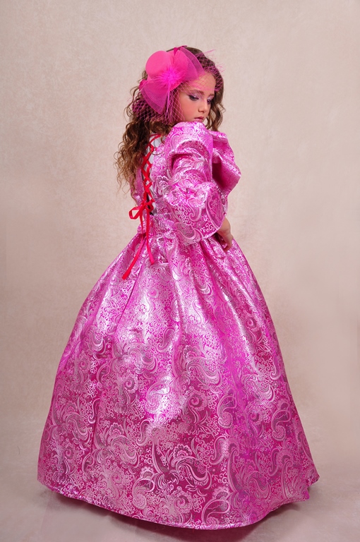 תחפושת של נסיכה מפוארת וצנועה לילדה מבט מהצד - סופר שיין תחפושות צנועות מייצרים לך מה שילדות דתיות אוהבות ללבוש